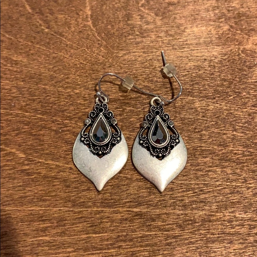 Silver onyx drop earrings! So perfect for spring!